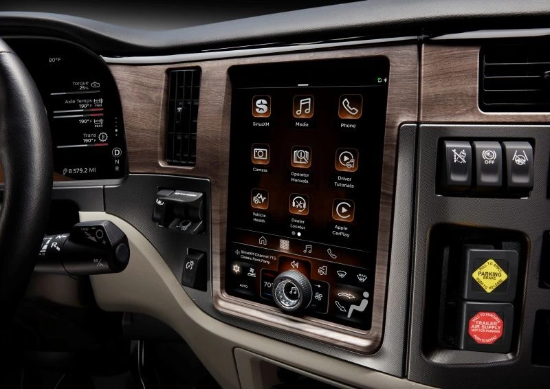 Closeup image of a 579 dash featuring the 13-inch PACCAR Connect screen