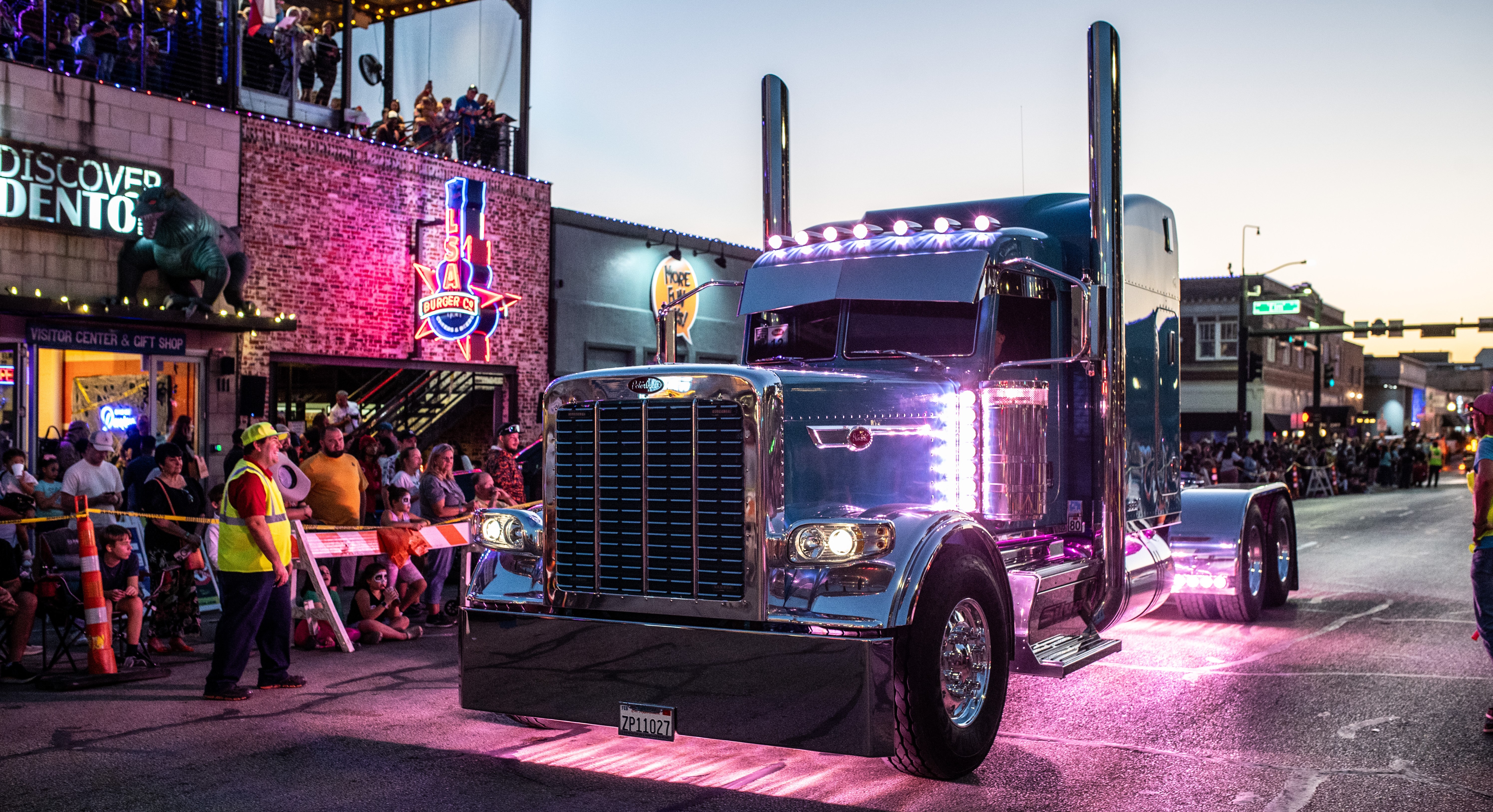 Peterbilt Supports United Way with Annual Pride & Class Parade - Hero image