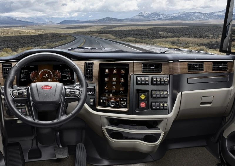 Peterbilt Model 579 dash showing PACCAR Connect 13-inch touchscreen